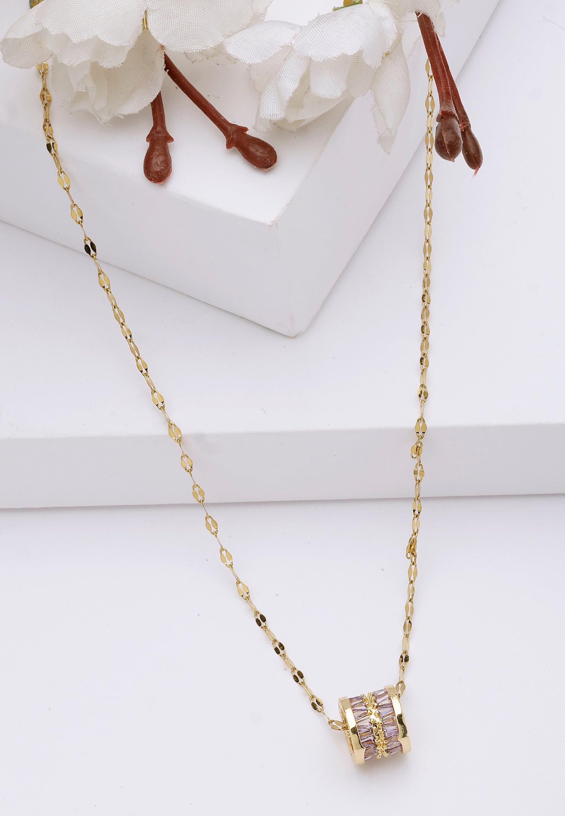 Collier élégant à chaîne incrustée de cylindre