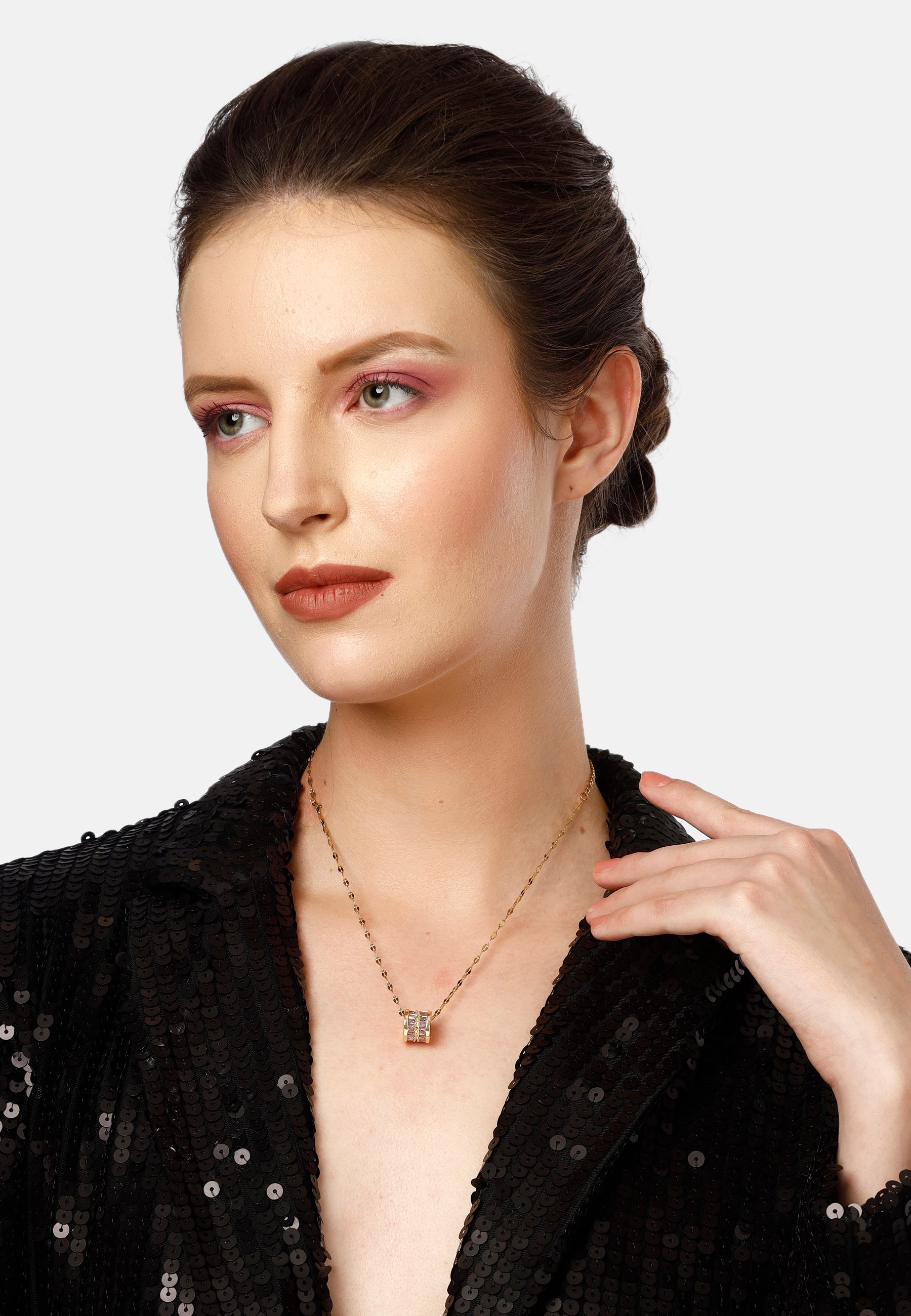 Collier élégant à chaîne incrustée de cylindre