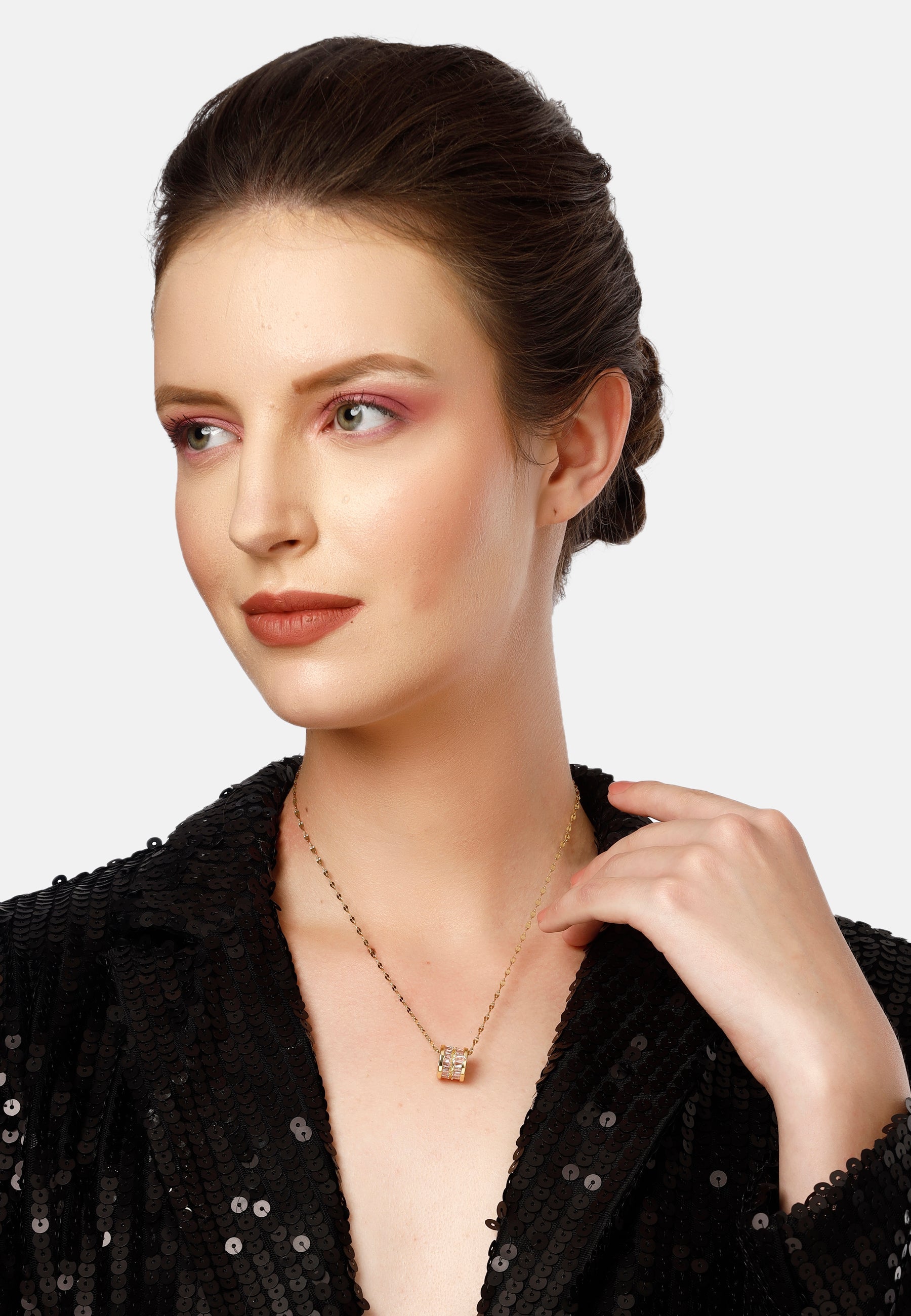 Collier élégant à chaîne incrustée de cylindre