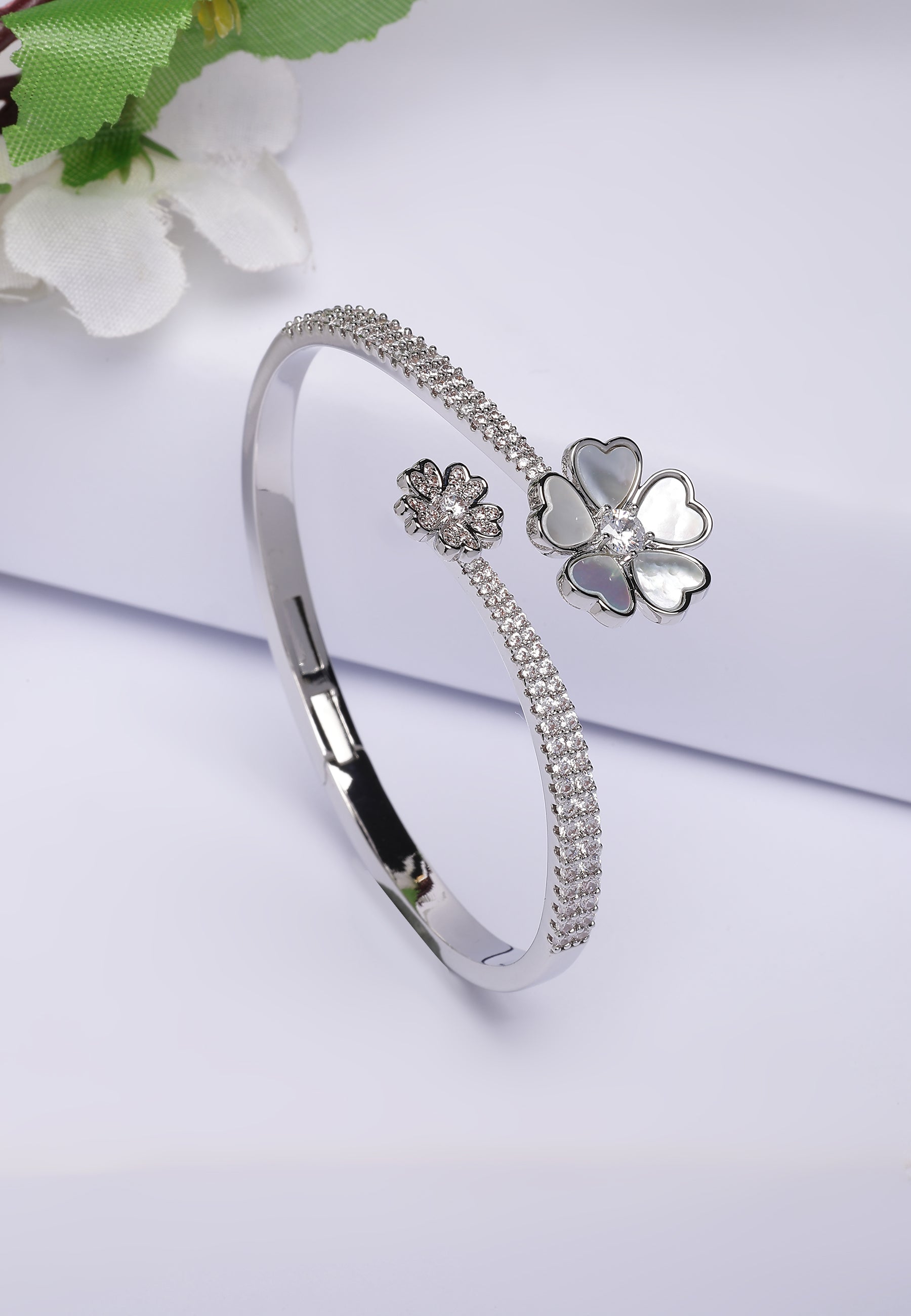 Bracelet manchette Diva Dainty MOP Flower