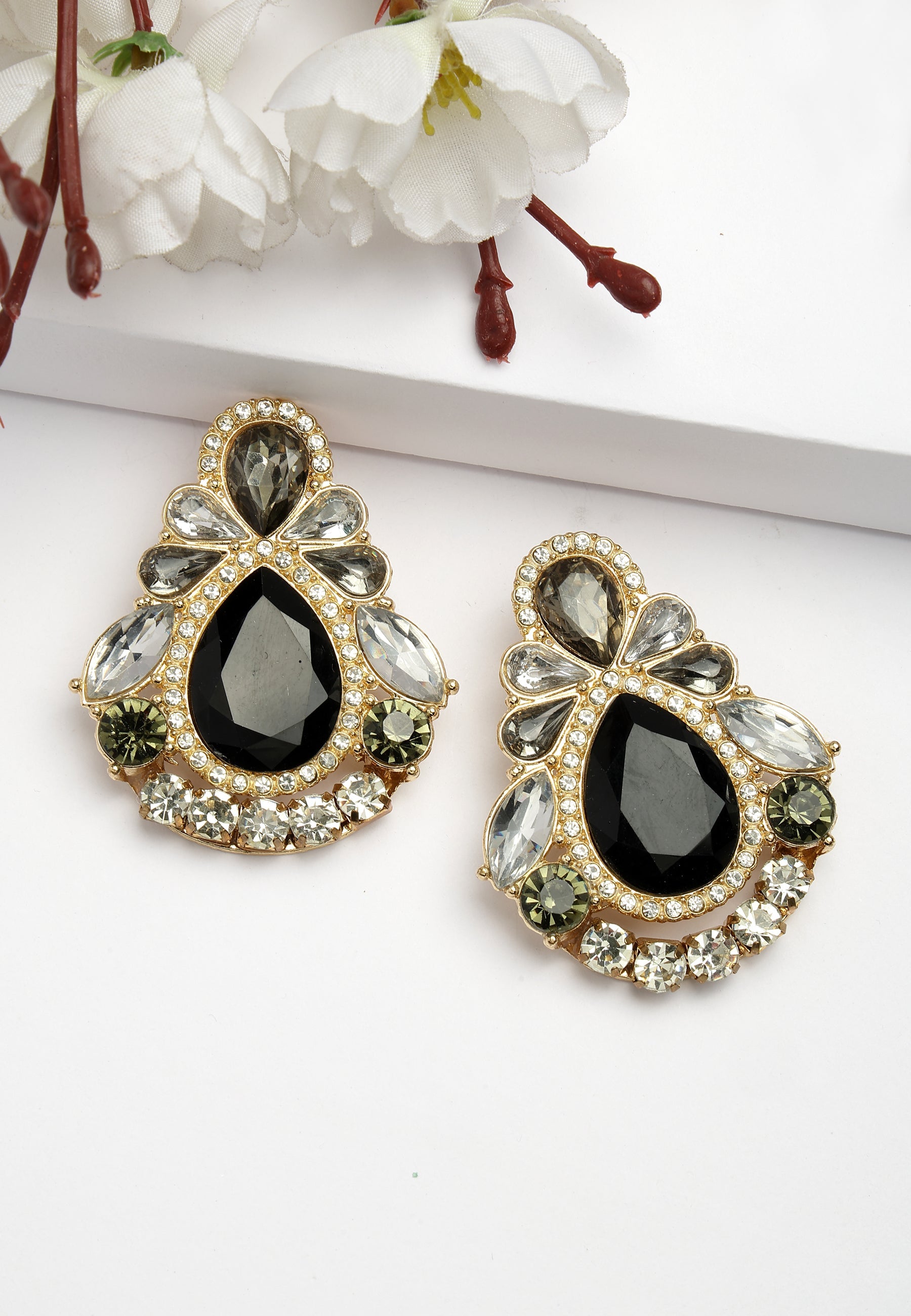 Clous d'oreilles pétales emblématiques