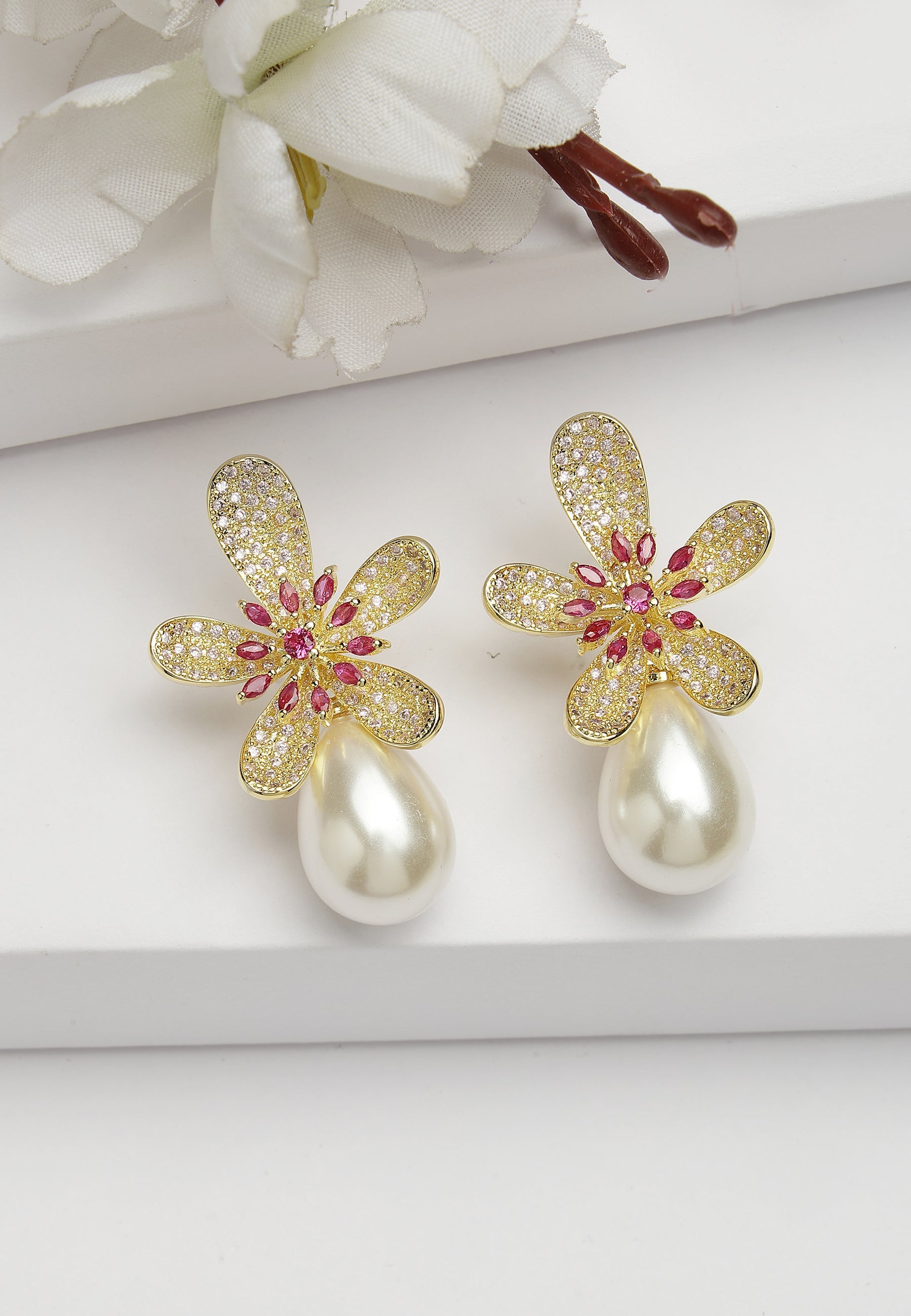 Boucles d'oreilles puces florales scintillantes avec perle pendante