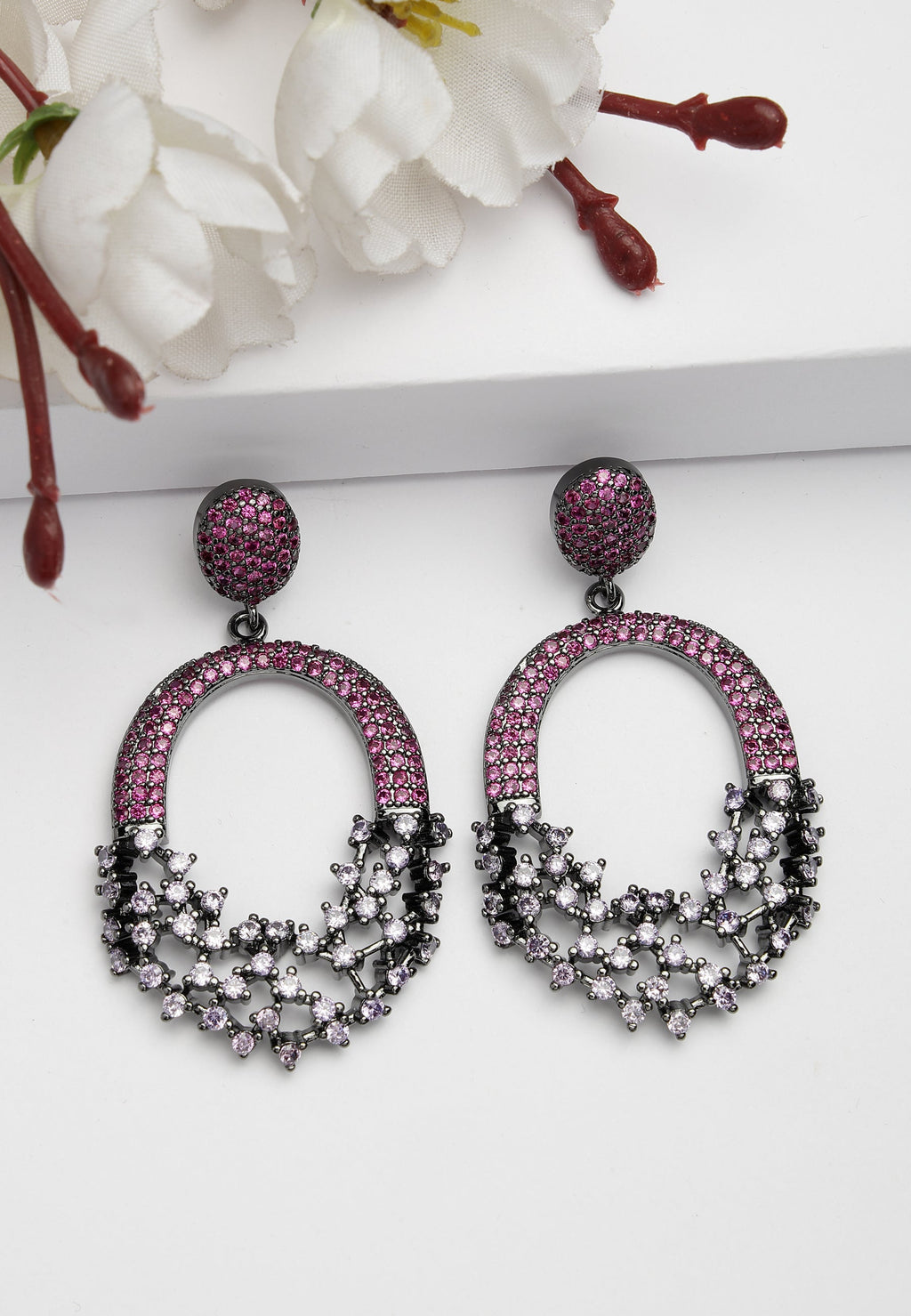 Boucles d'oreilles ajourées en zircon rouge scintillant