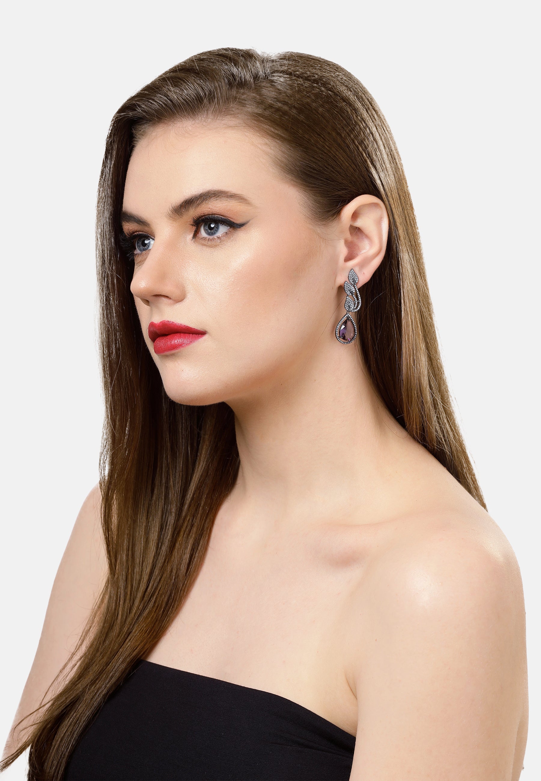 Boucles d'oreilles violettes contemporaines en forme de feuille