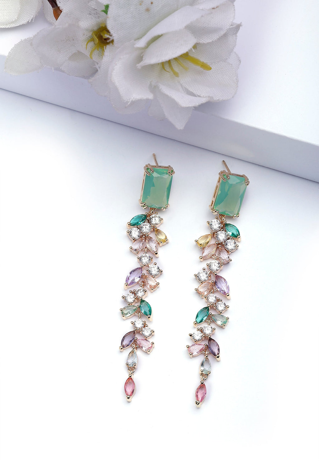 Boucles d'oreilles pendantes élégantes à motif de feuilles