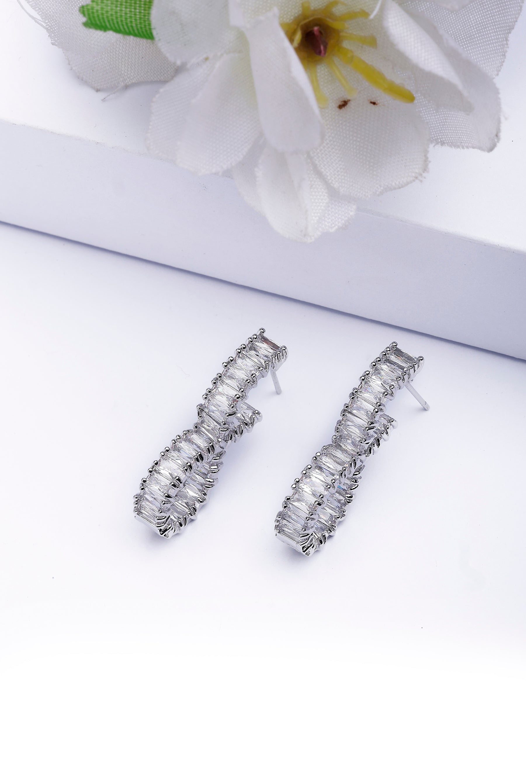 Boucles d'oreilles à clous en forme de nœud brillant