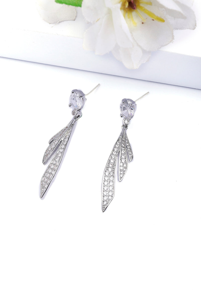 Boucles d'oreilles pendantes en forme de plume argentées