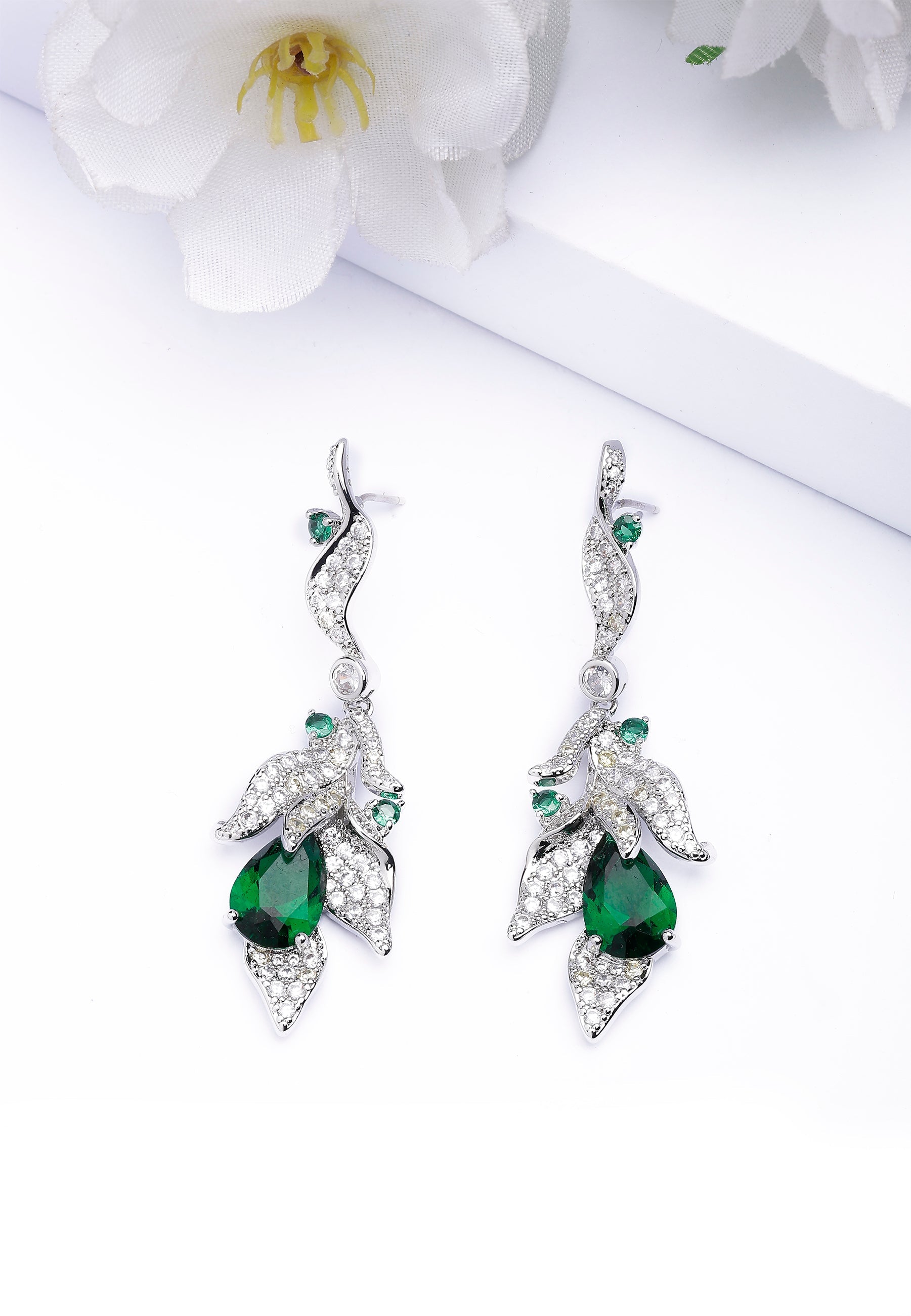 Boucles d'oreilles pendantes à motif de feuille verte