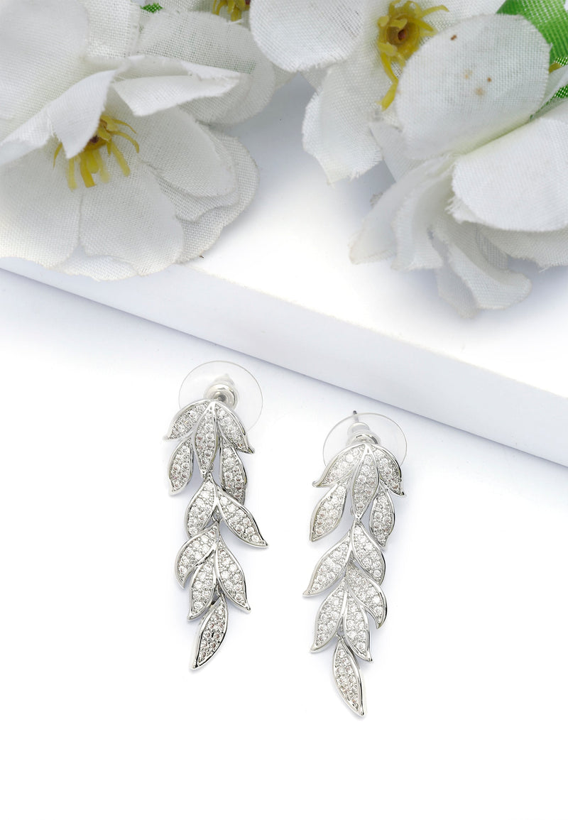Boucles d'oreilles pendantes argentées à motif de feuilles