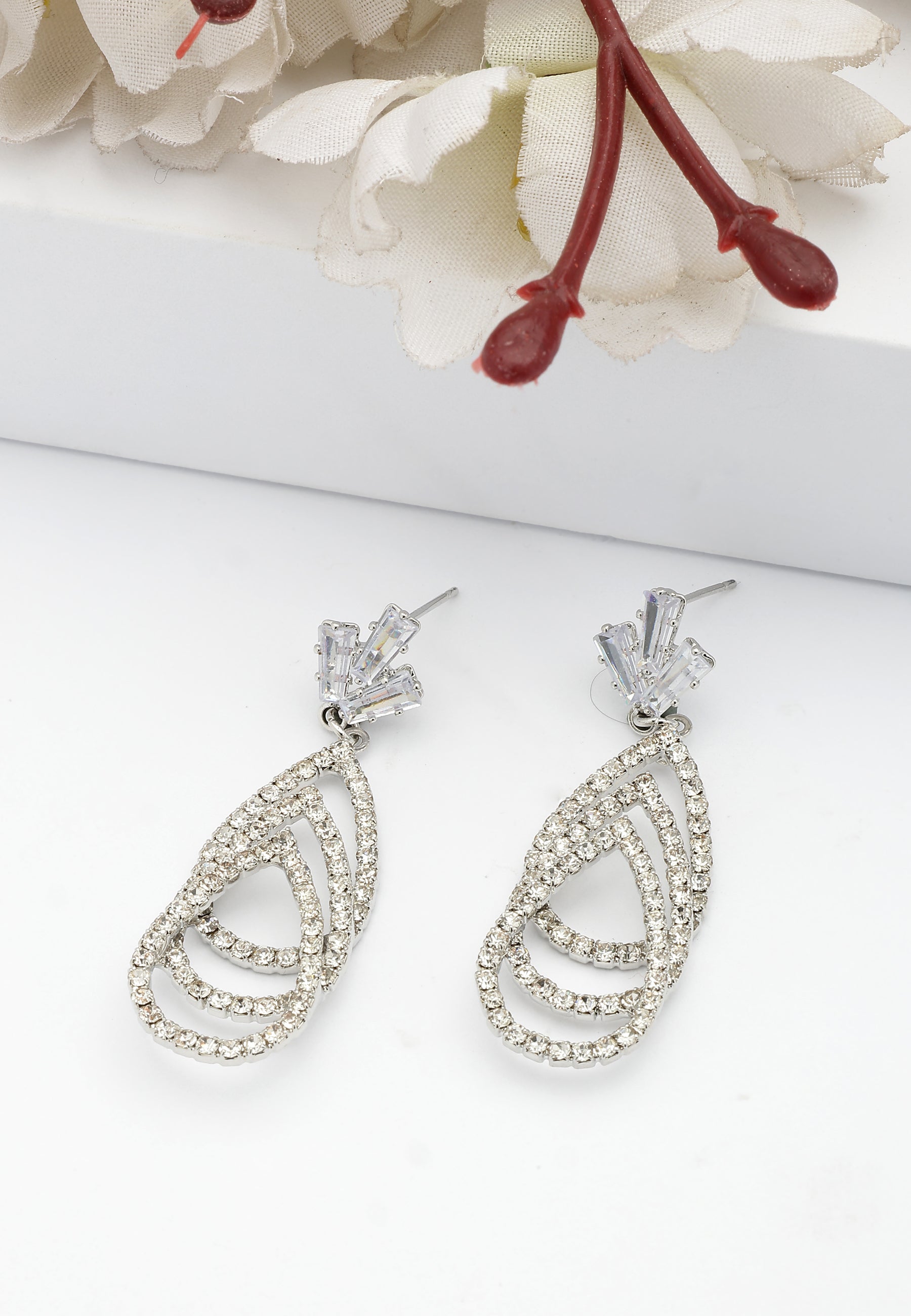 Boucles d'oreilles pendantes à trois niveaux en diamants étincelants