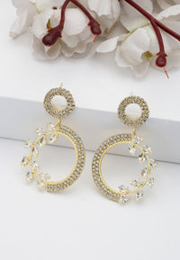 Boucles d'oreilles pendantes élégantes ornées de motifs floraux