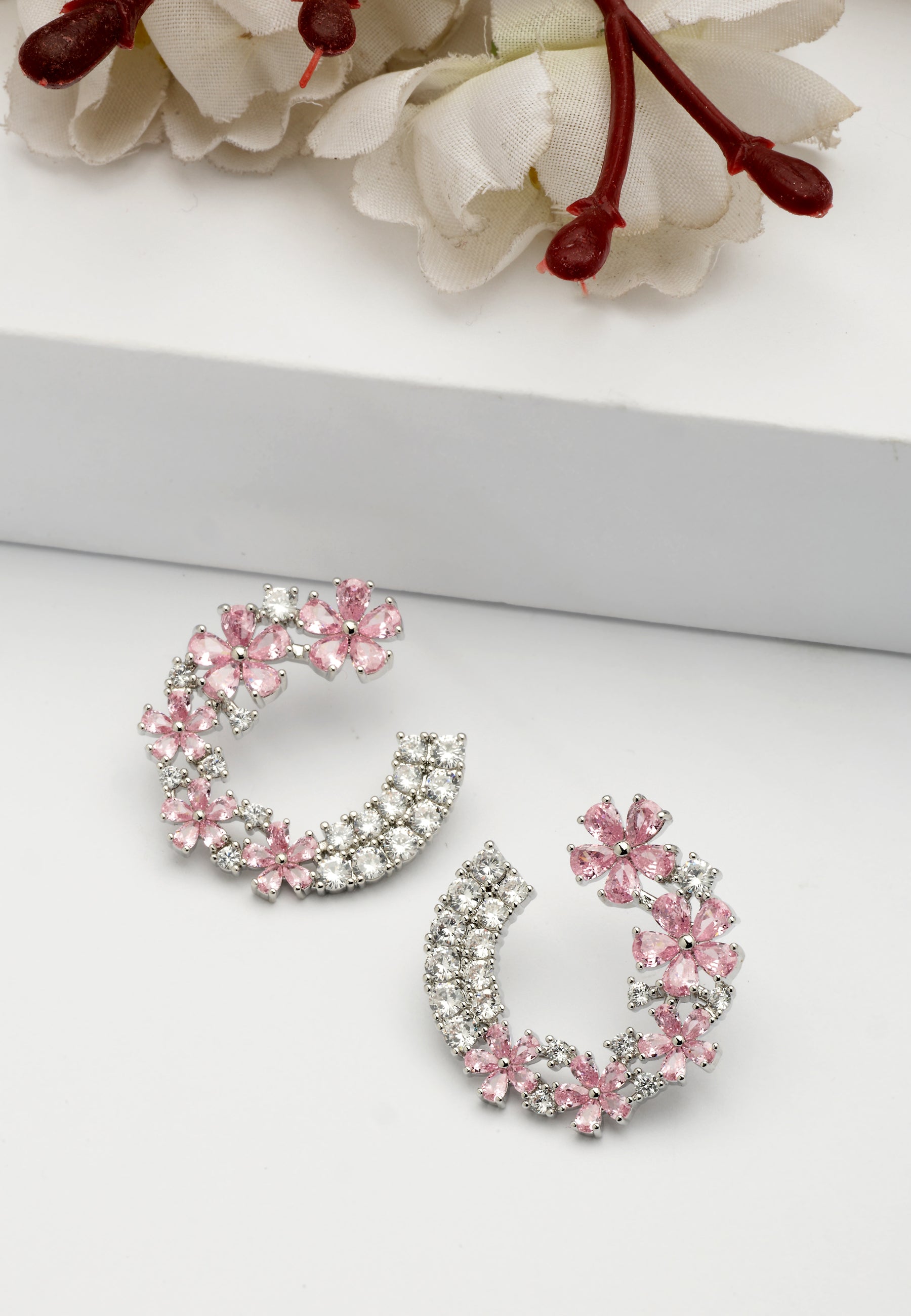 Boucles d'oreilles créoles délicates à motif floral fantaisiste