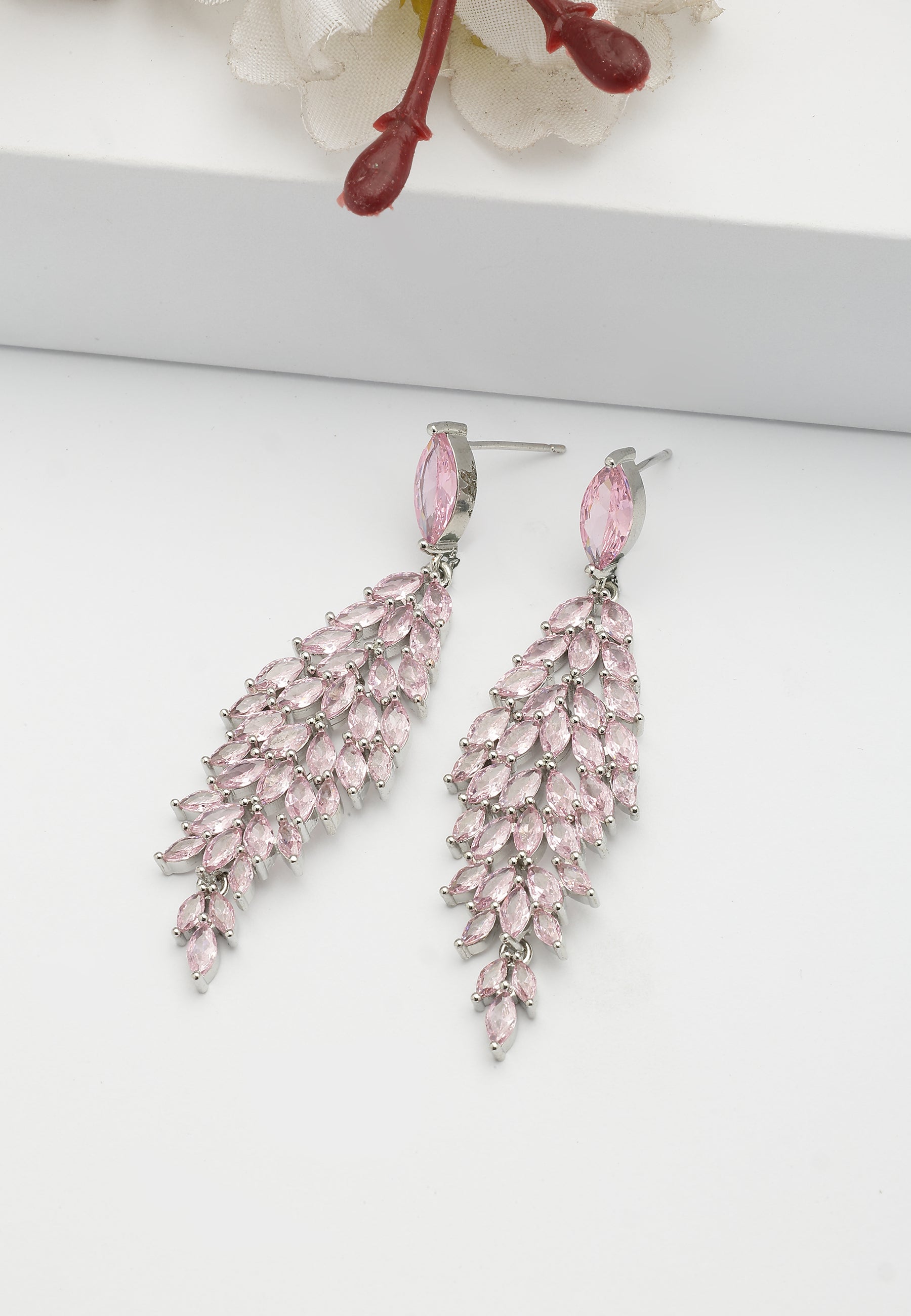 Boucles d'oreilles rose clair à motif de cascade de feuilles