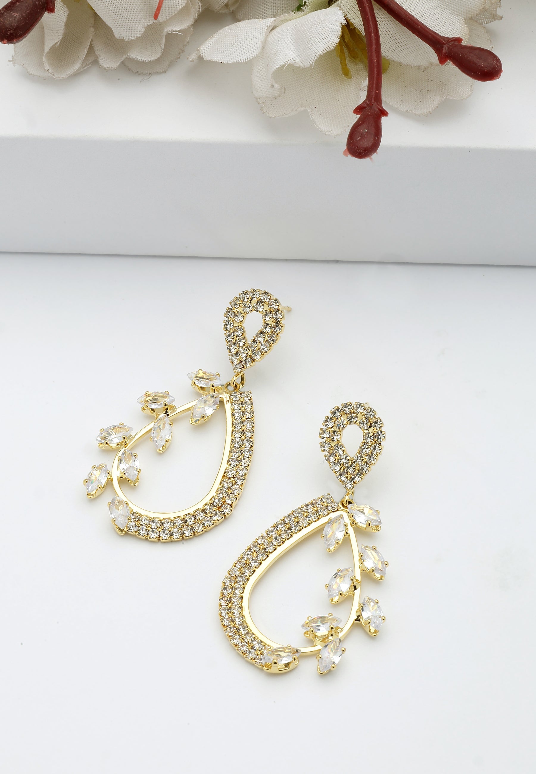 Boucles d'oreilles pendantes florales modernes